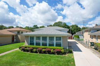 Bright and airy living room with luxurious decor elements and contemporary design.